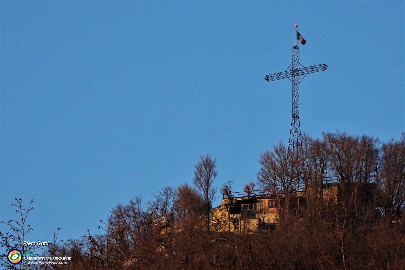 91 Un saluto alla croce del Monte Ubione.JPG